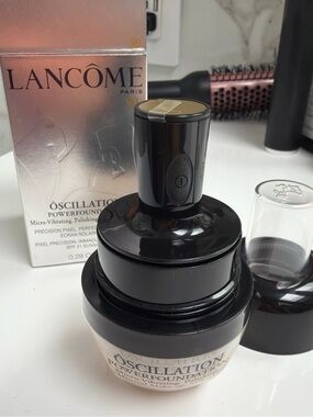 Lancôme Oscillation Powerfoundation in Black and Pearl